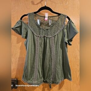 3/15$ Bundle Deal   No Boundaries Green Open Shoulder Small Shirt
